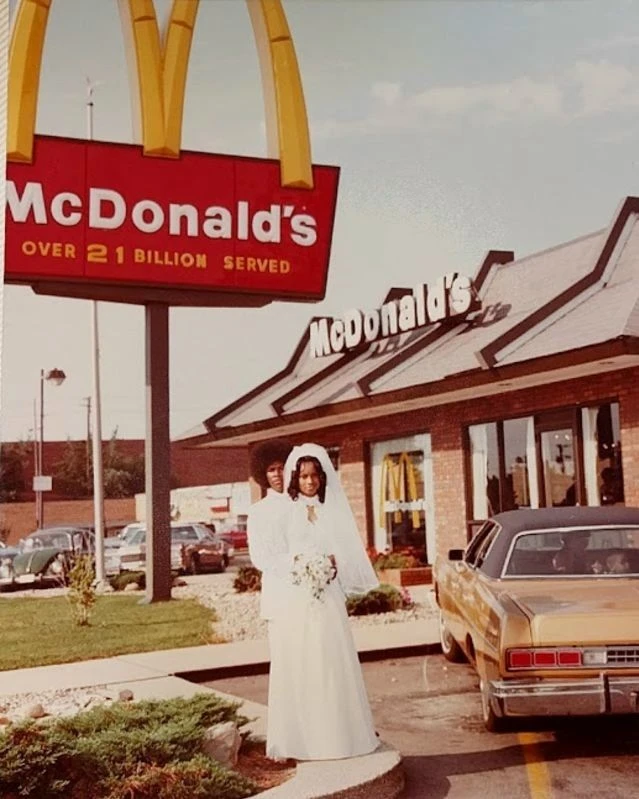 Молодая пара американцев в 1977 году решила отпраздновать свою свадьбу в «McDonald's»