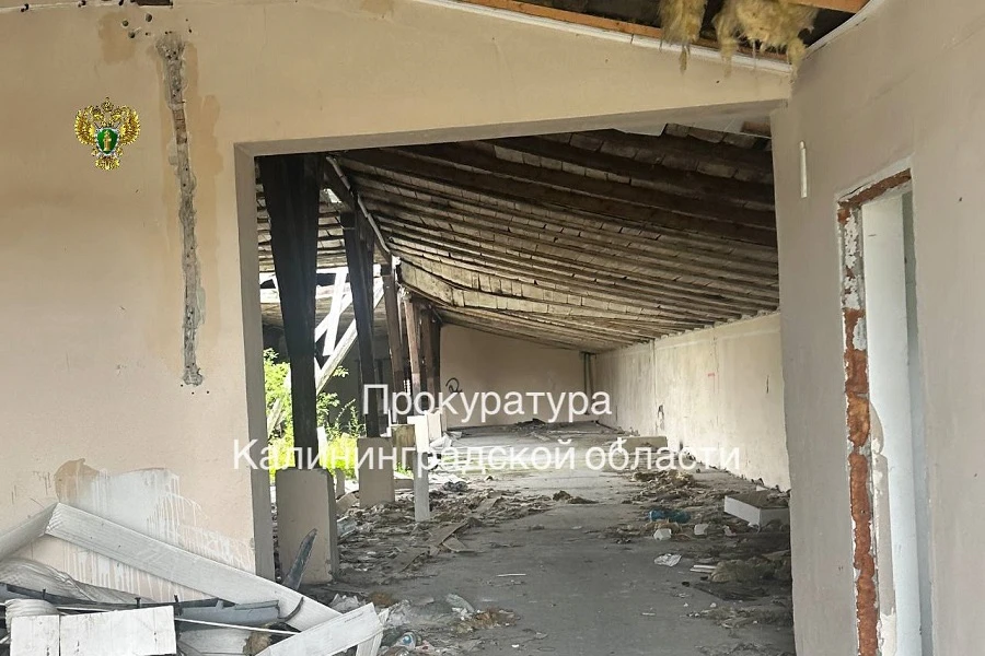 ПРОКУРАТУРА ТРЕБУЕТ ЗАКРЫТЬ ДОСТУП К АВАРИЙНОЙ «ЗАБРОШКЕ» В РОМАНОВО 🚨🏚️