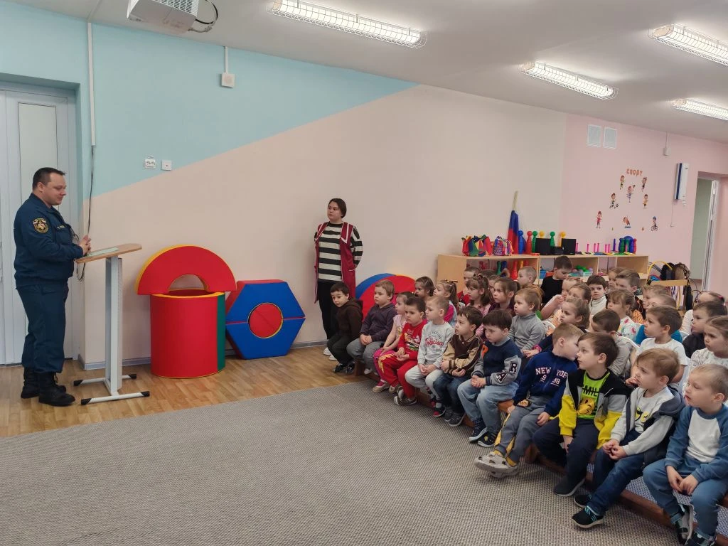 В МКДОУ «Центр-Верхнемамонский детский сад №1» начальником 2 караула 35 ПСЧ  Горяиновым...