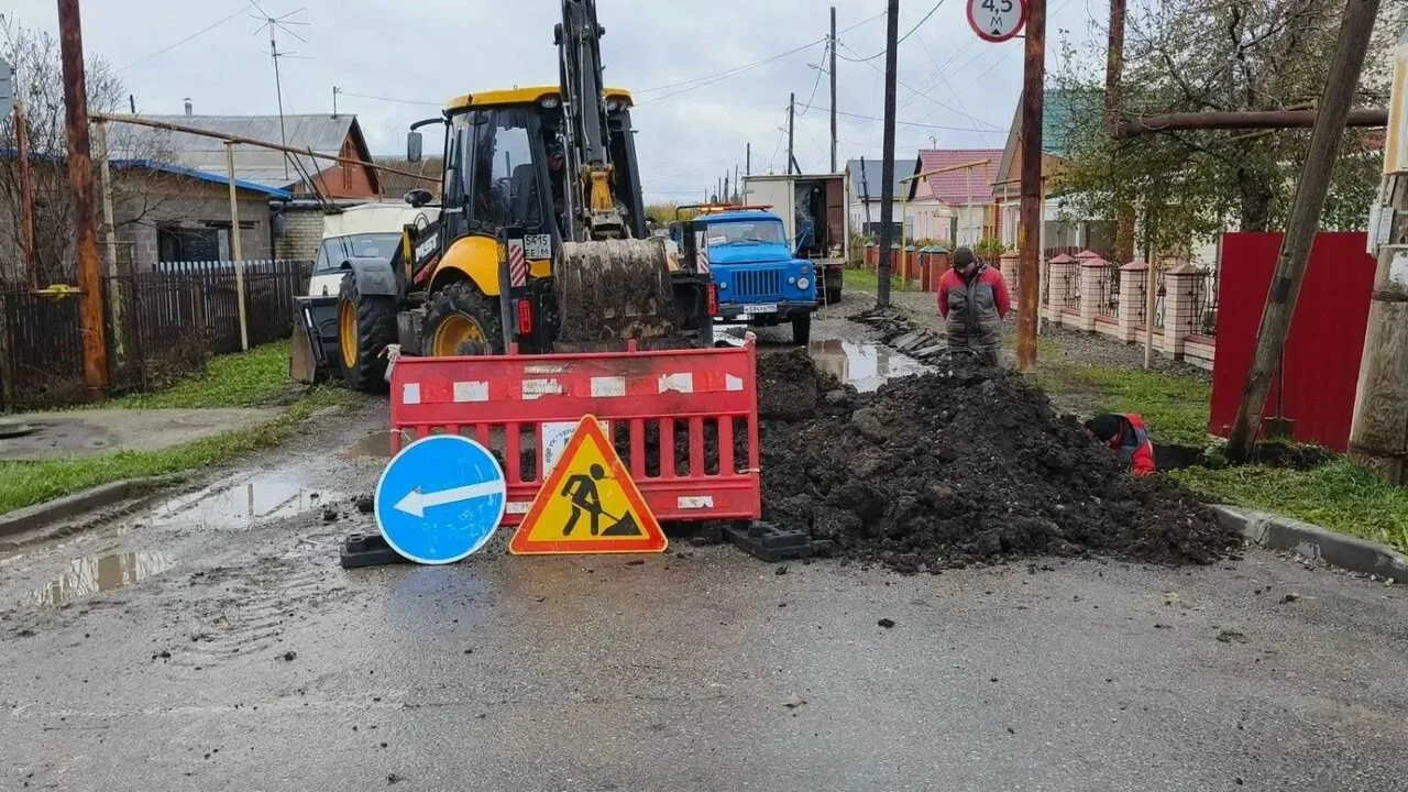 В Каменске-Уральском в Красногорском районе сегодня ремонтники УК "Теплокомплекс" трудя...