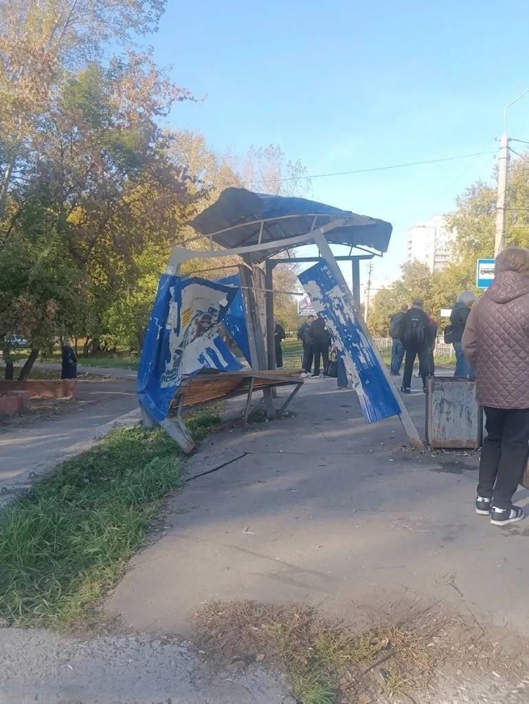 Ночью водитель на скорости врезался в остановку «Садко»
