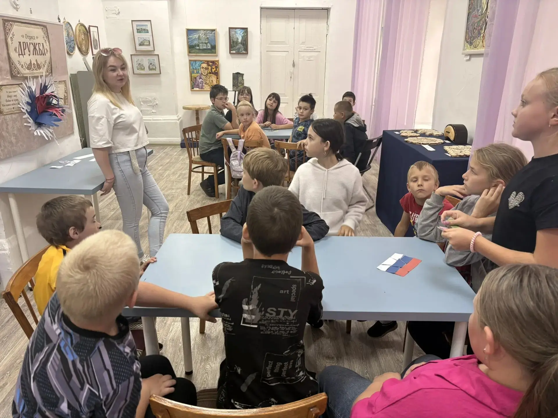 В Вохомском музее прошло мероприятие «Флаговеды» для ребят лагеря Вохомского КСЦОНа. Де...