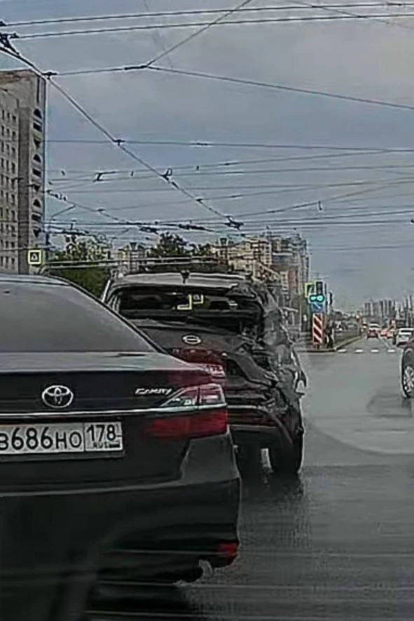 Перекресток Энгельса и Просвещения, в сторону центра, грузовик подравнял зад кроссоверу...