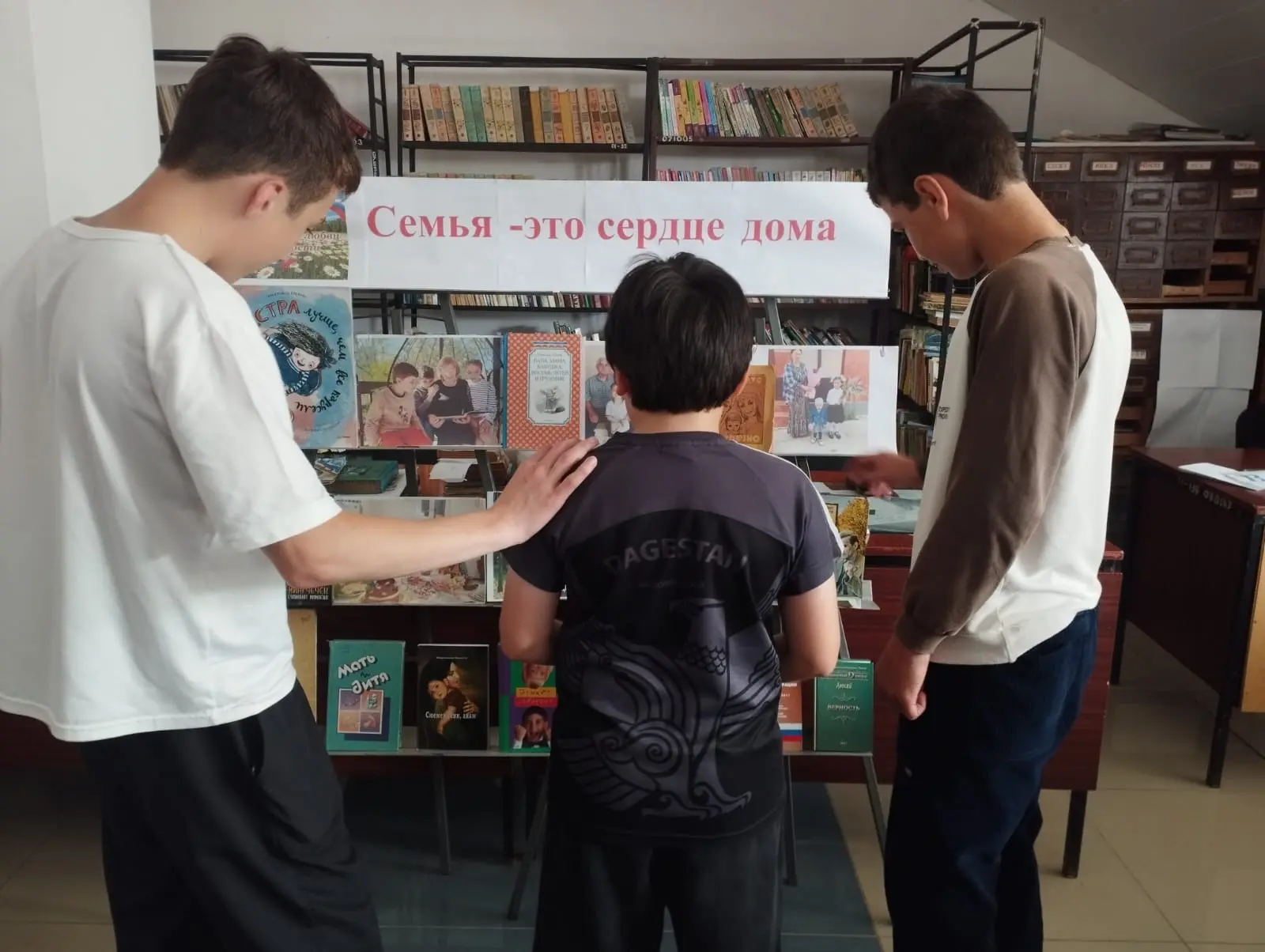 📚 В фойе Бабаюртовской районной библиотеки ЦТКНР «Тангчолпан» организована книжно-иллюстрированная 