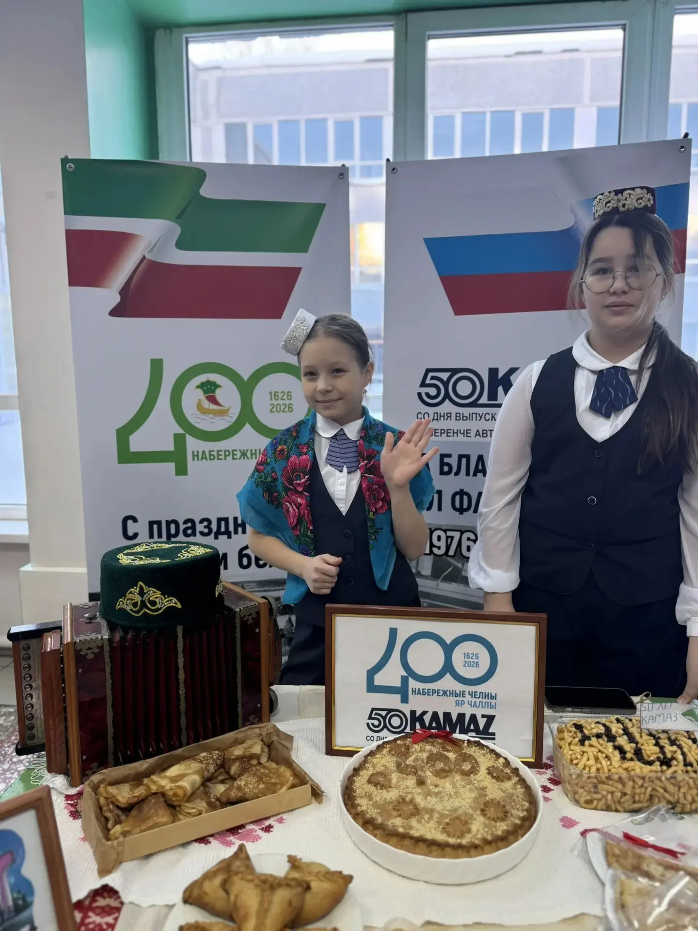 В школе прошла яркая ярмарка Солидарности, посвящённая блюдам национальной кухни. Учащиеся представи