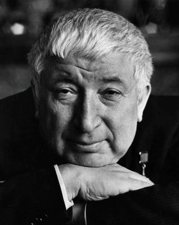 о поэта, но и человека, для которого языки, культуры и народы никогда не были преградой...