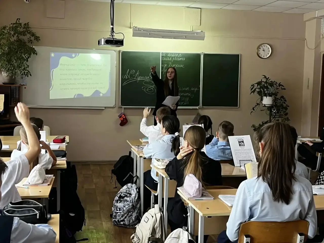 Что есть красота,  И почему её обожествляют люди? Сосуд она, в котором пустота, Или огонь,мерцающий 