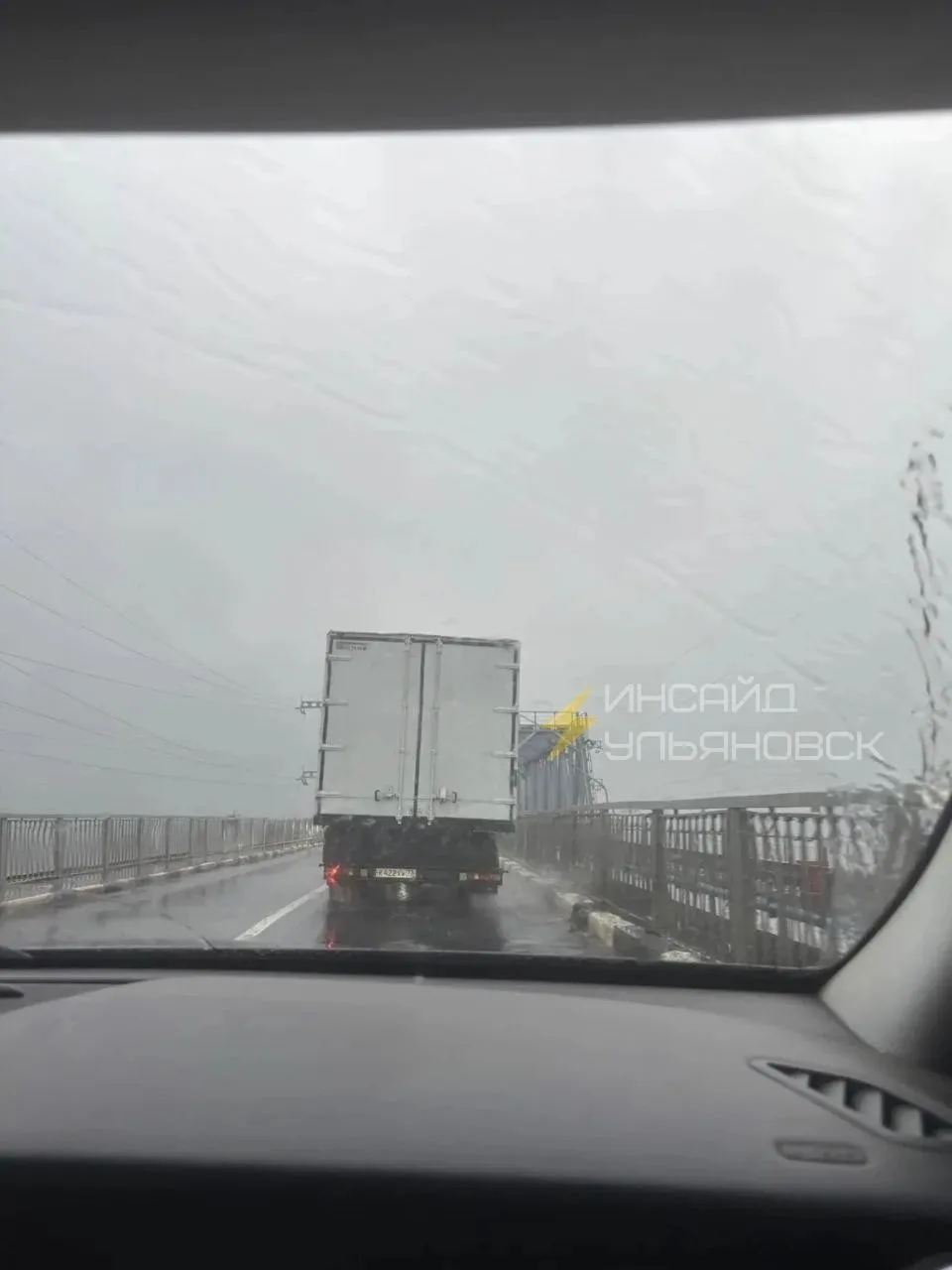 🌫️ Сильный туман на Императорском мосту. Будьте аккуратнее