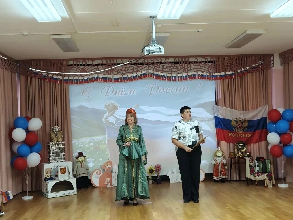 В этот день вокруг красиво:
Всюду флаги и цветы
!День России! День России!
Нарядилась я и ты.
Почему