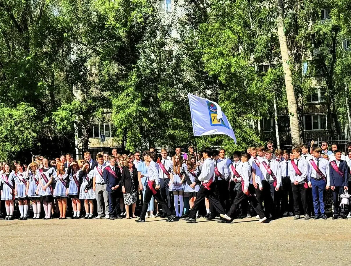 🎓 В добрый путь, выпускники!  Сегодня в нашей любимой школе №76 прозвучал последний звонок, ознамено
