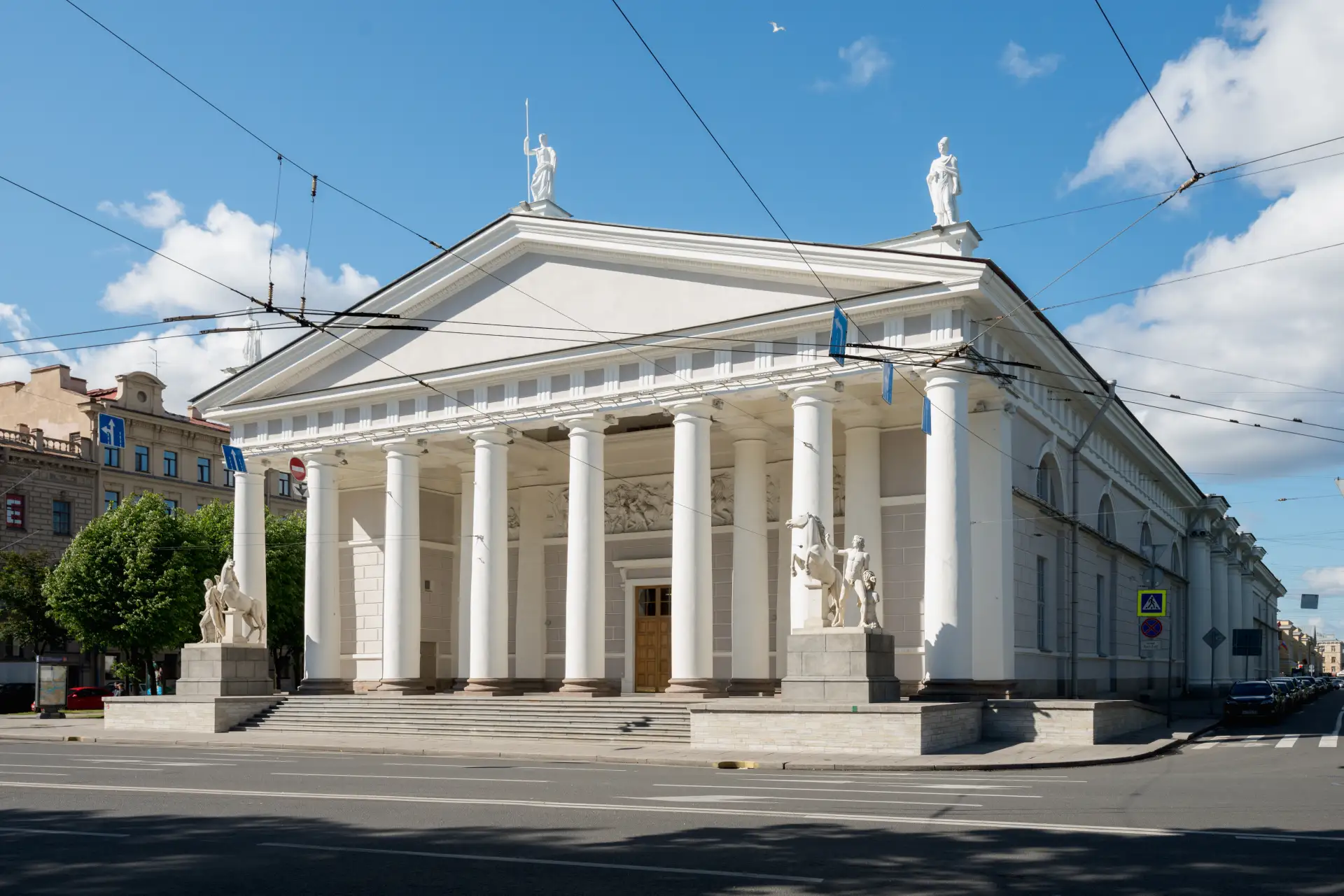 Пока мы готовимся к новому проекту, самое время изучить онлайн-лекторий Манежа, где собраны авторски