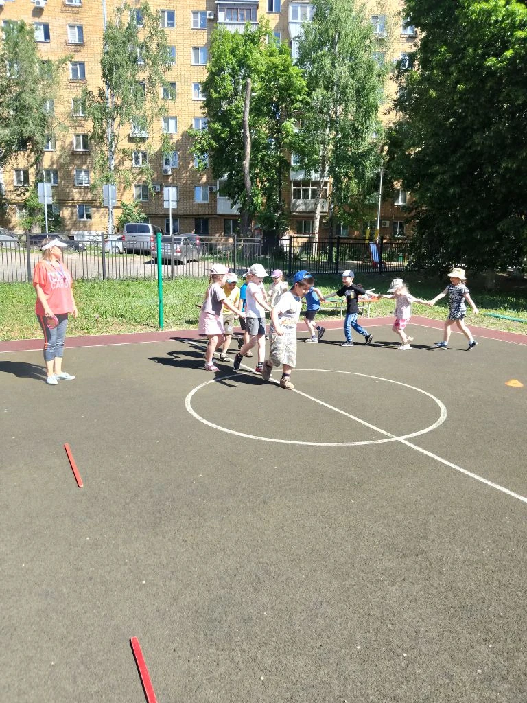 Нам со спортом жить легко
Спорт нам интересен, 
Спорт и дружба заодно
Их союз чудесен!
Физ. Инструкт