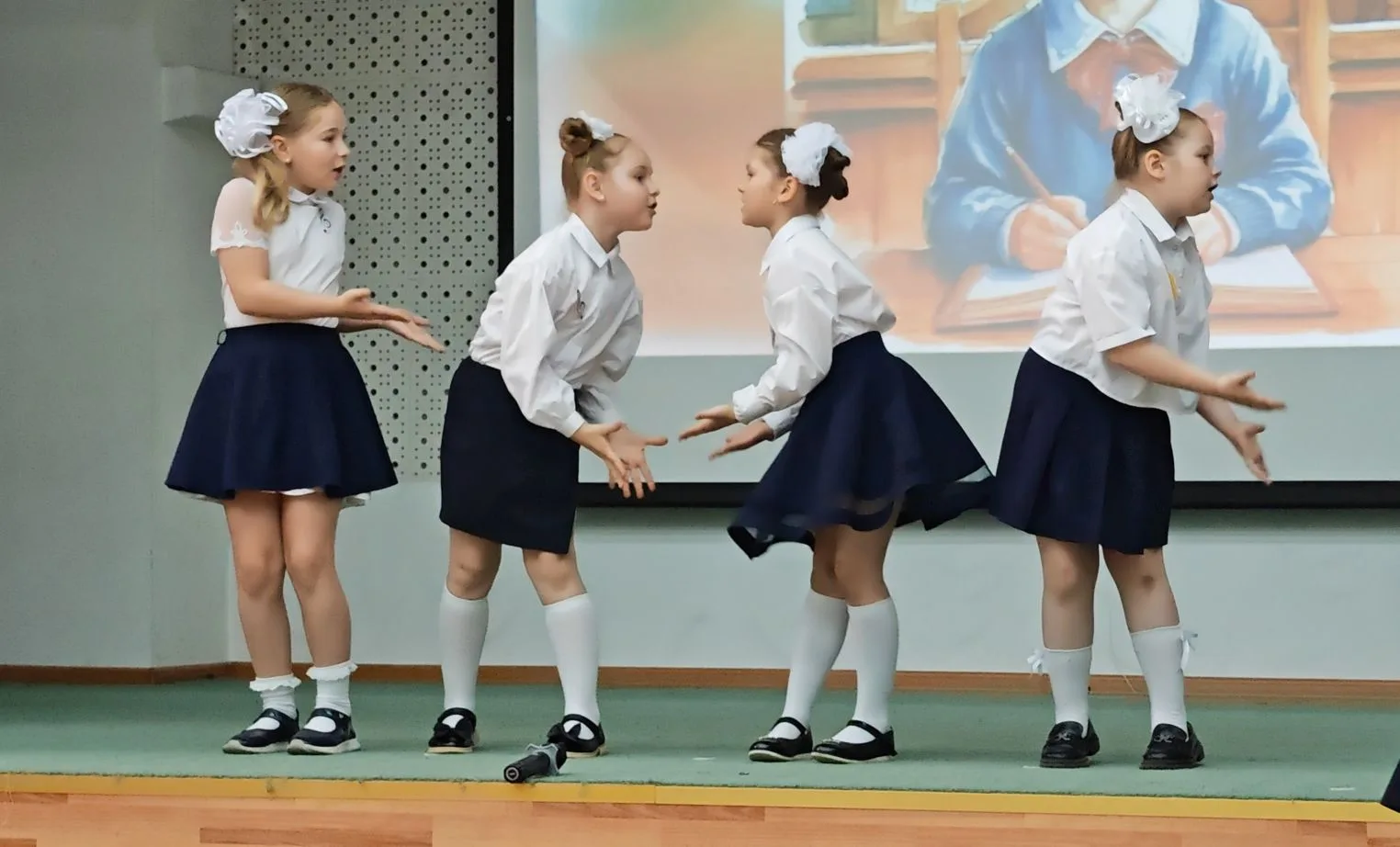 🎉 Прощай, начальная школа! Последний звонок — 2026  💐🎒 Промчались 4 года как один миг. Ещё вчера пер