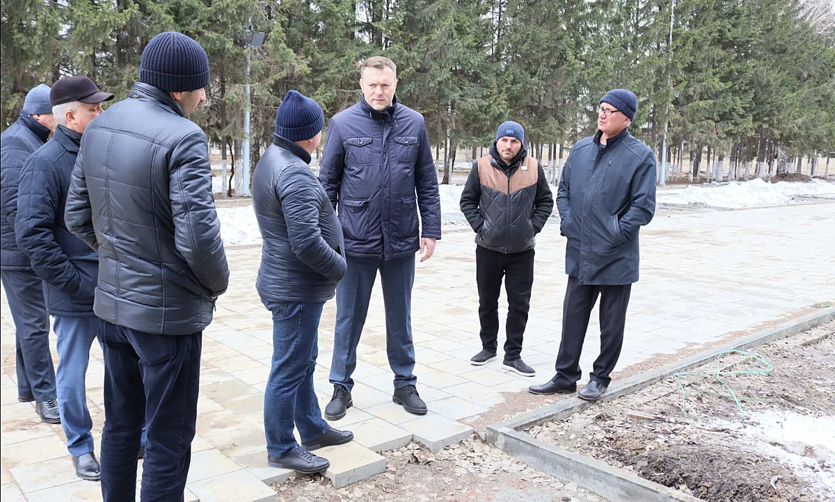 Глава Бердска Семён Лапицкий проверил ход благоустройства Парка Победы  Работы планируют завершить