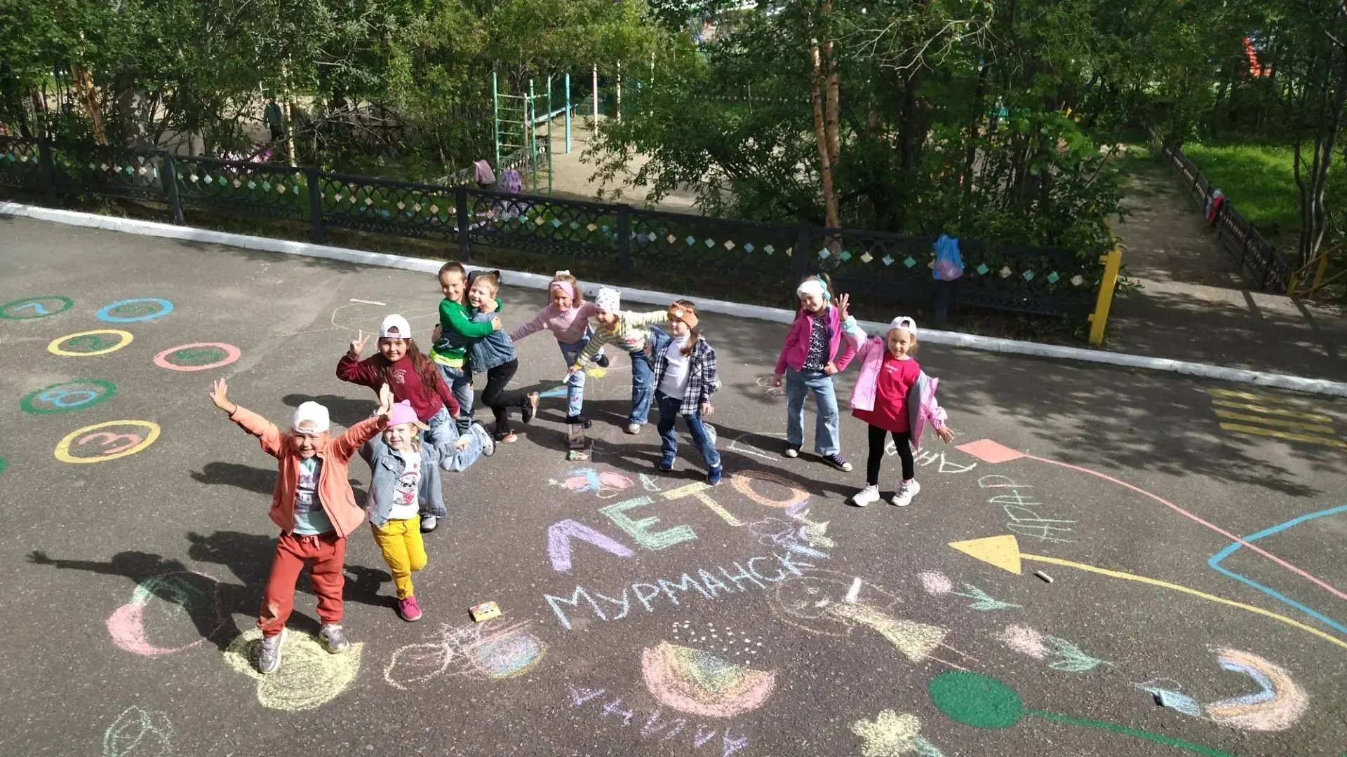 👫☀👫☀👫
Вокруг садика - дорога, 
Но её совсем немного: 
Называется - асфальт! 
Это радость для ребя