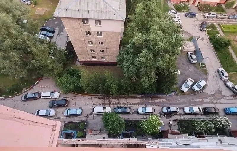 Малыш выпал из окна многоэтажки в Тюмени