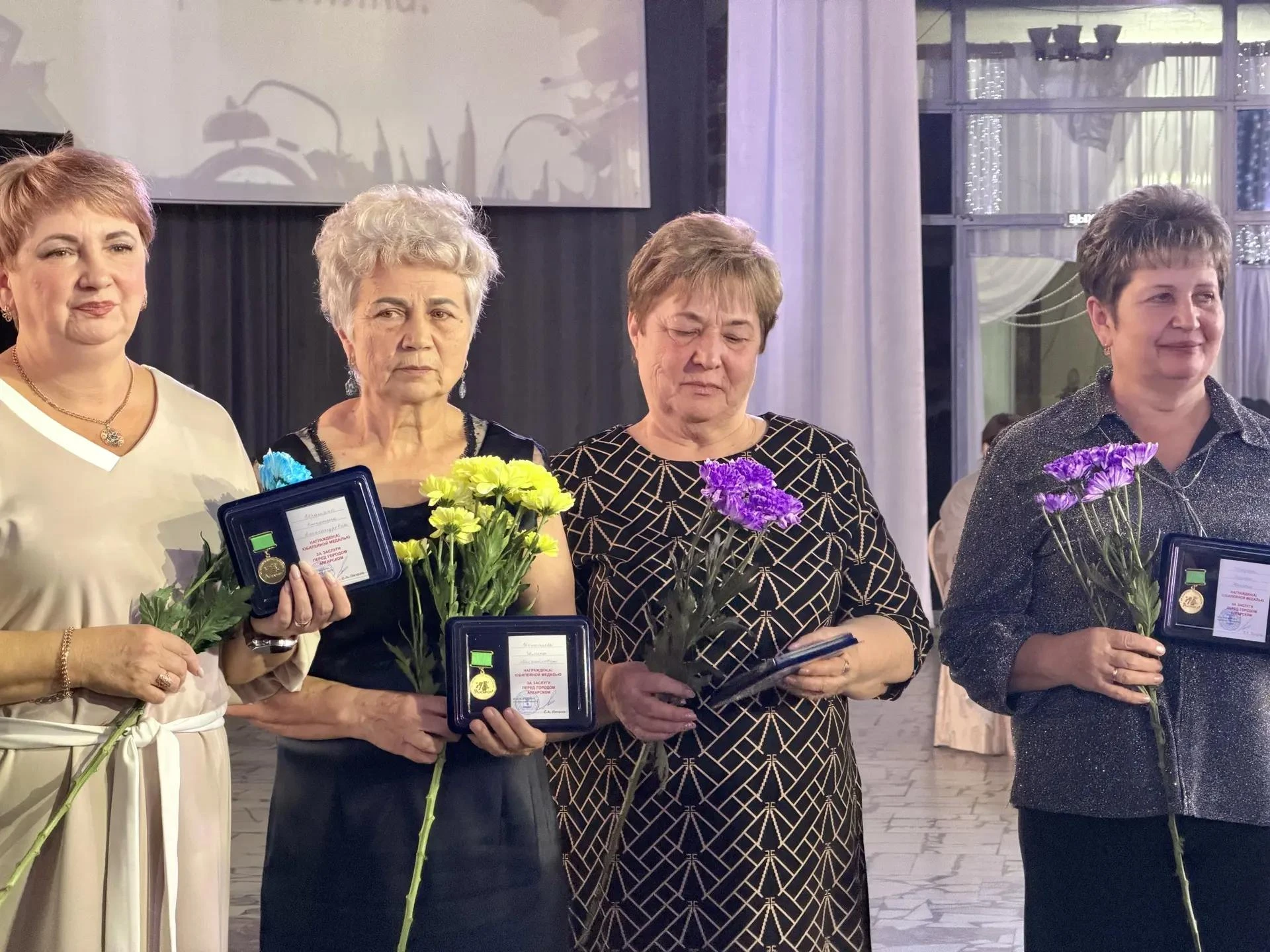 🧑‍🏫В Ангарске юбилейными медалями отметили 53 специалиста в День учителя