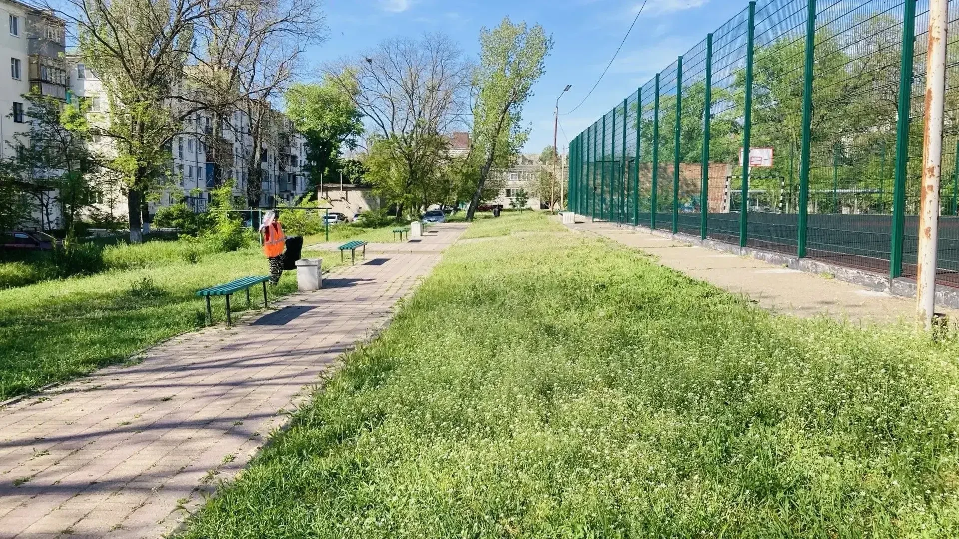 ⚡️В Ейске продолжается уборка приконтейнерных площадок и покос травы  Также убирают от мусора общест