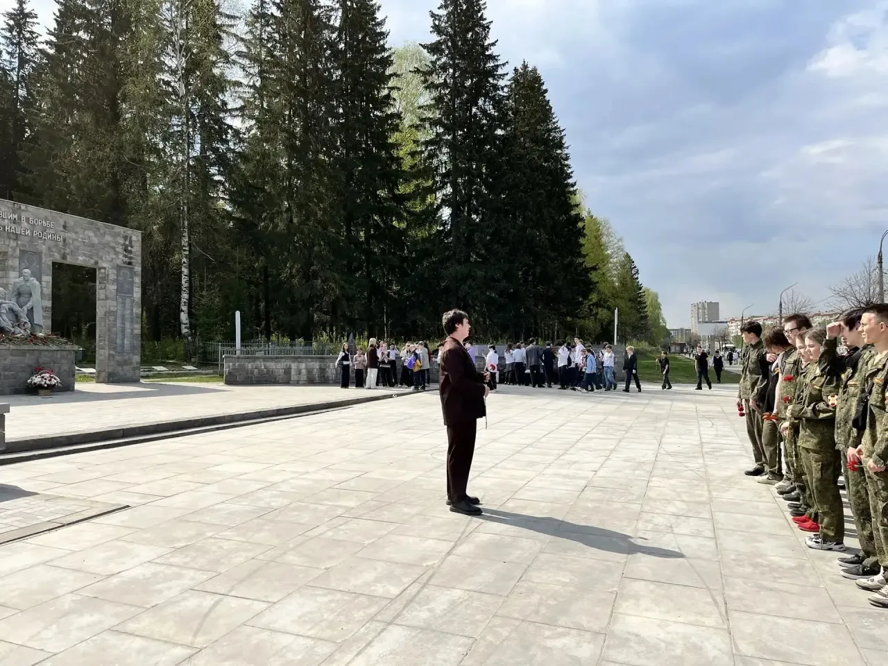 В тот же день, 8 мая, другая группа учеников отправилась на Северное кладбище, чтобы во...