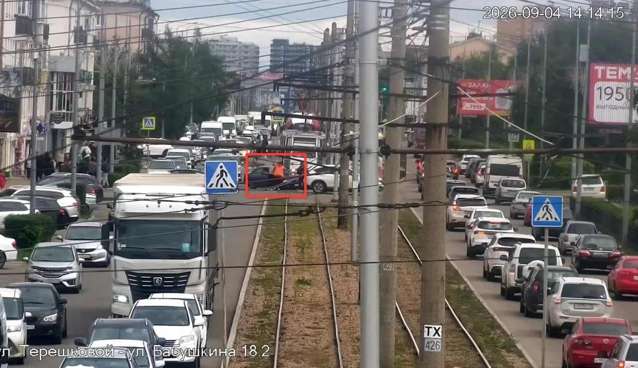 😱 Машина попала под трамвай на улице Терешковой в Улан-Удэ