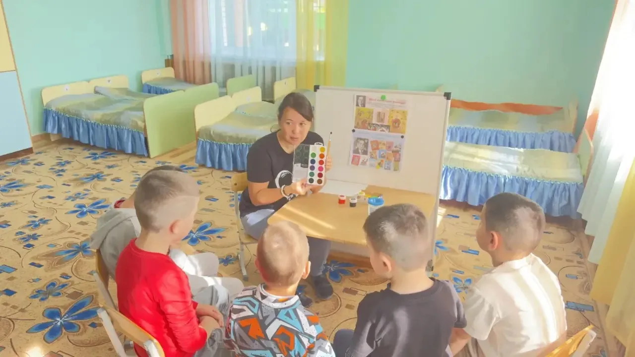 Яшь рәссамчылар көне уңаеннан компенсацияләү төркеме балалары рәссам Ю.А.Васнецов һәм а...