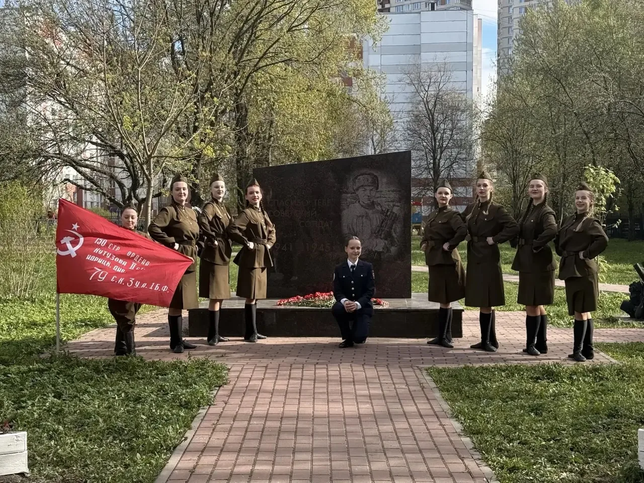🕊️ПАМЯТЬ, ЖИВУЩАЯ В СЕРДЦАХ 🕊️  В преддверии 9 Мая школа стала центром масштабного и душевного празд