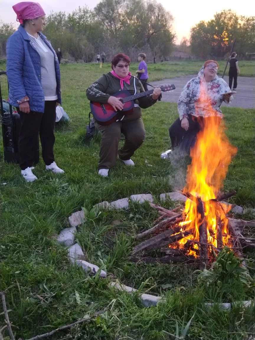 Солнце только пытается скрыться за кромкой леса, и на школьный двор опускаются густые сумерки. 
Вече
