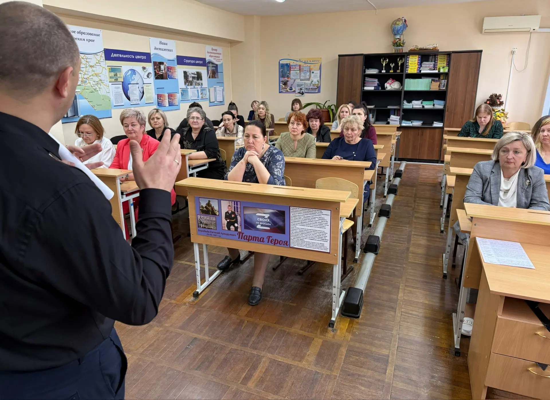 🛑 Вчера в гимназии прошло важное профилактическое мероприятие. Его провёл заместитель начальника отд