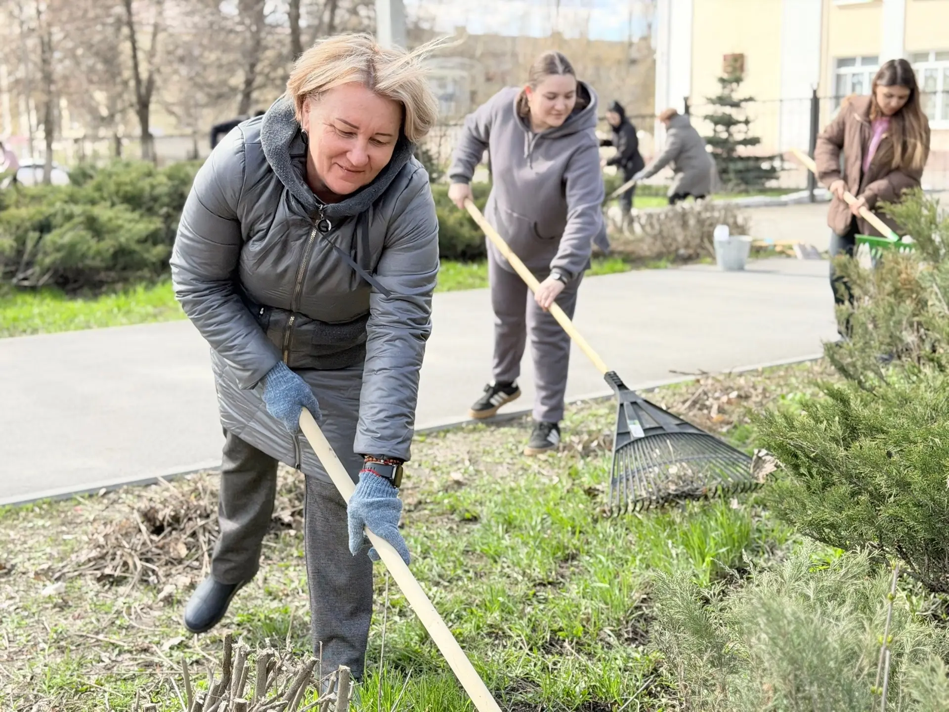 НЕ ПРОСТО УРОКИ, А ПОЛЕЗНЫЕ ДЕЛА! 💚🧹  Сегодня наша школа доказала: чистота начинается с каждого из н