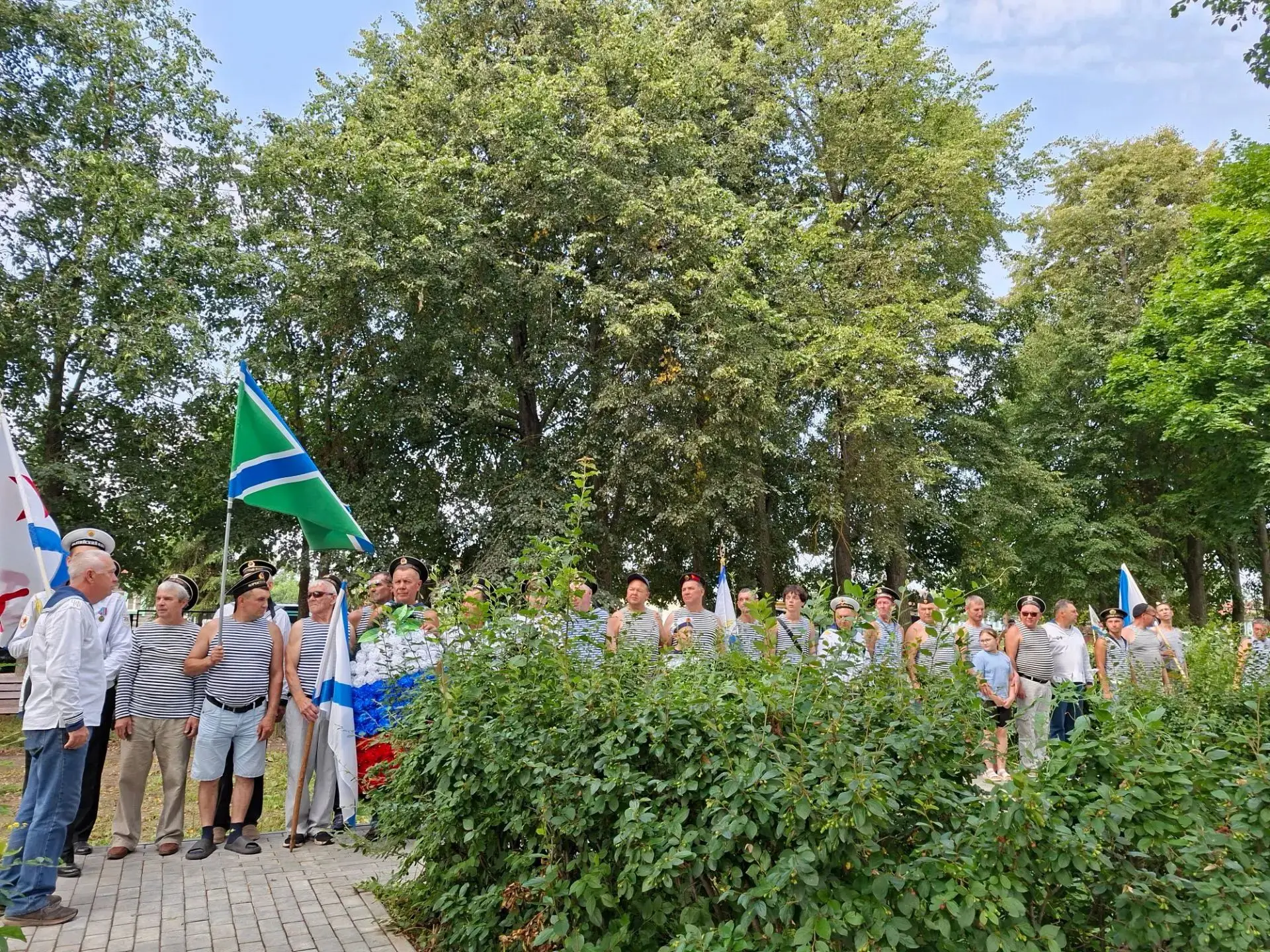 Возложение венка к памятнику солдатам, отдавшим жизнь за Родину в д. Стрелецкая