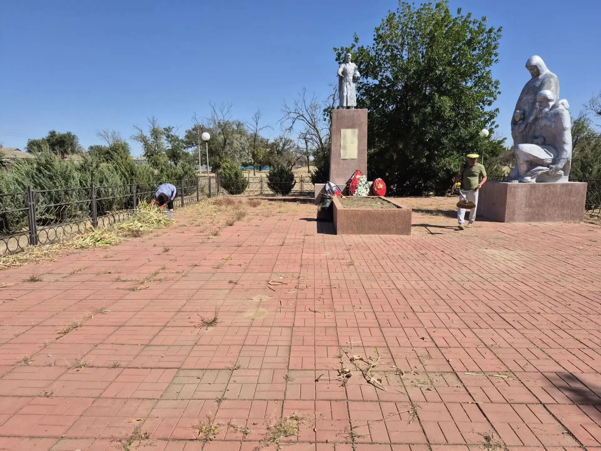 В хуторе Плотников прошел субботник, организованный администрацией Глубочанского сельск...