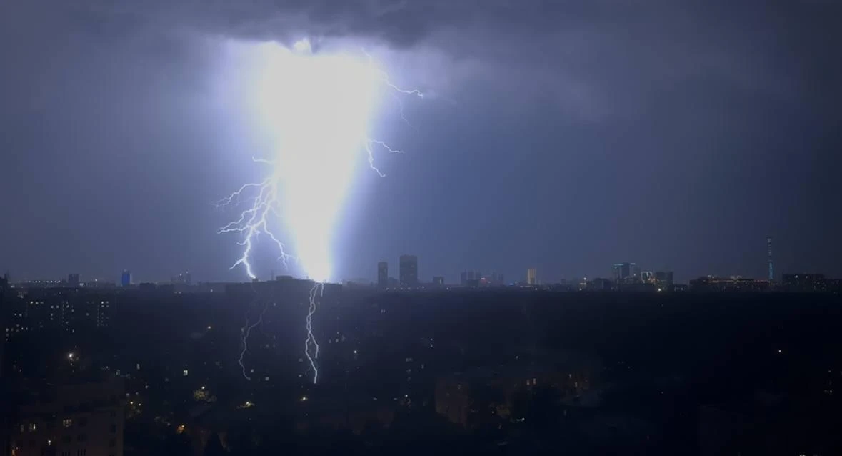 ☔ Ливень и грозы ожидаются в Москве 16 июня — МЧС. 

За ближайшие сутки в некоторых районах города м