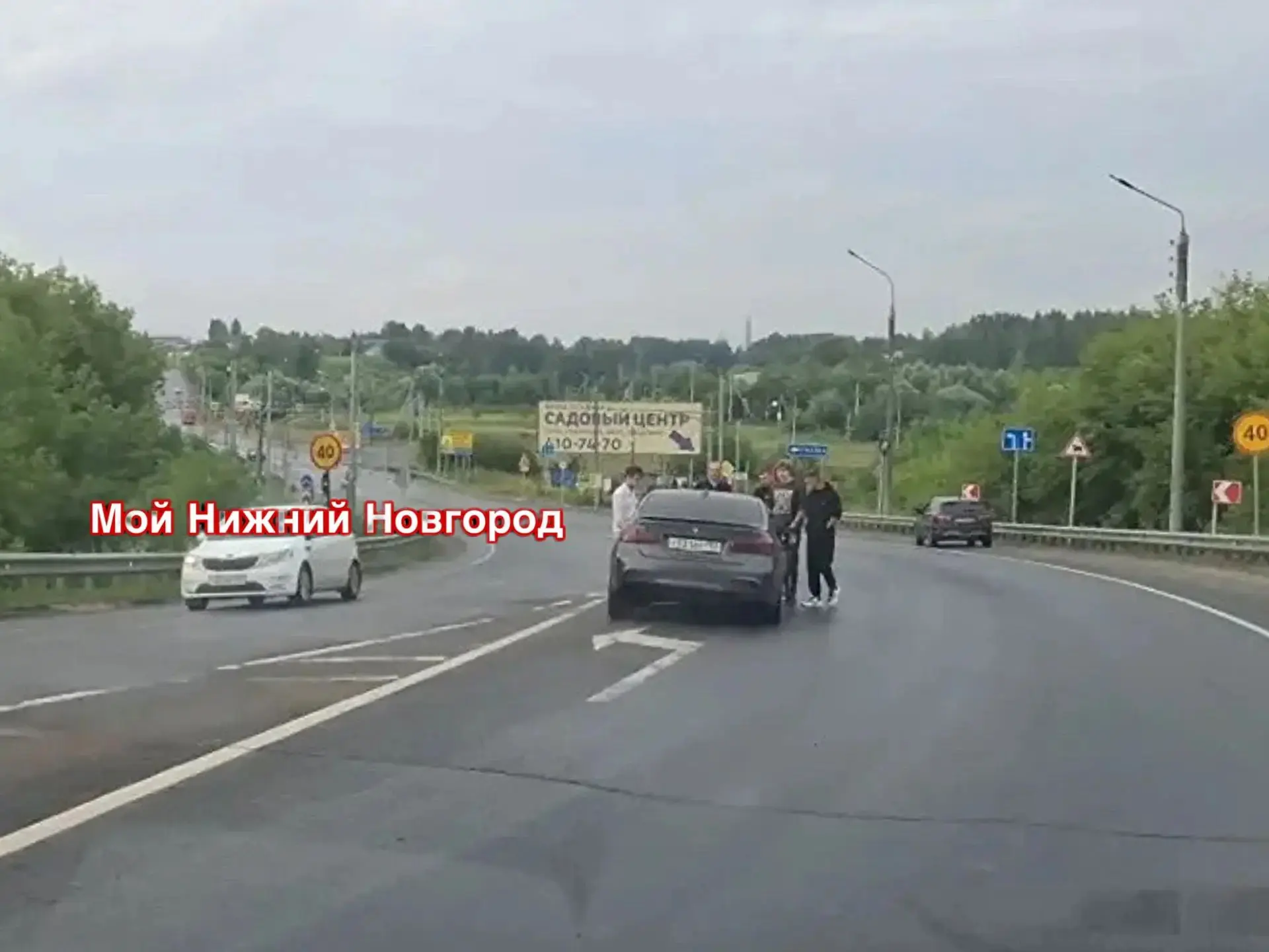 🚗  Водитель BMW, по словам очевидцев, проехал перекрёсток в Афонине на запрещающий сиг...