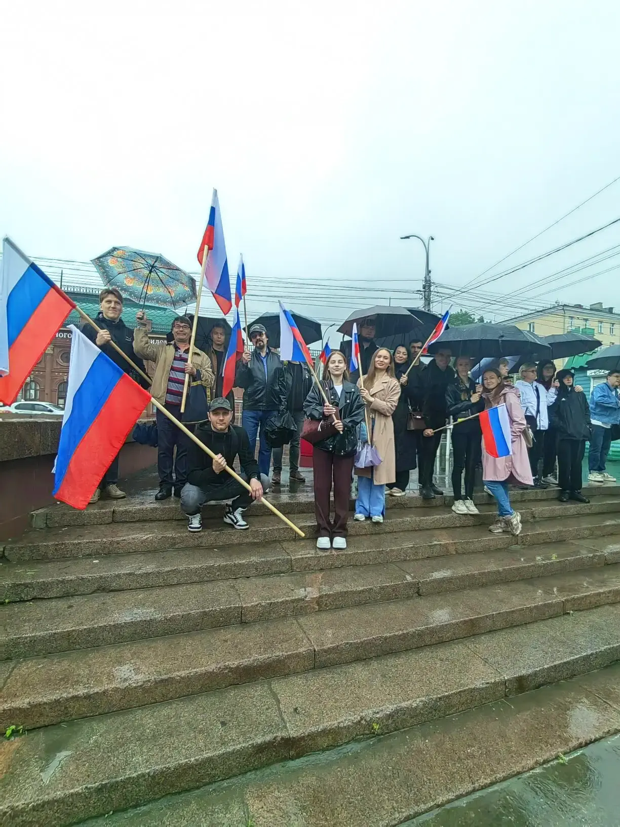 🇷🇺В честь Дня России артисты Иркутского музыкального театра выступили в военном госпитале и принял
