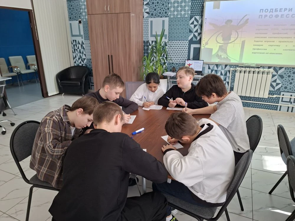 🌟 Увлекательное путешествие в мир профессий 🚀  ✨ 10 марта ученики 6в класса вместе с классным руково