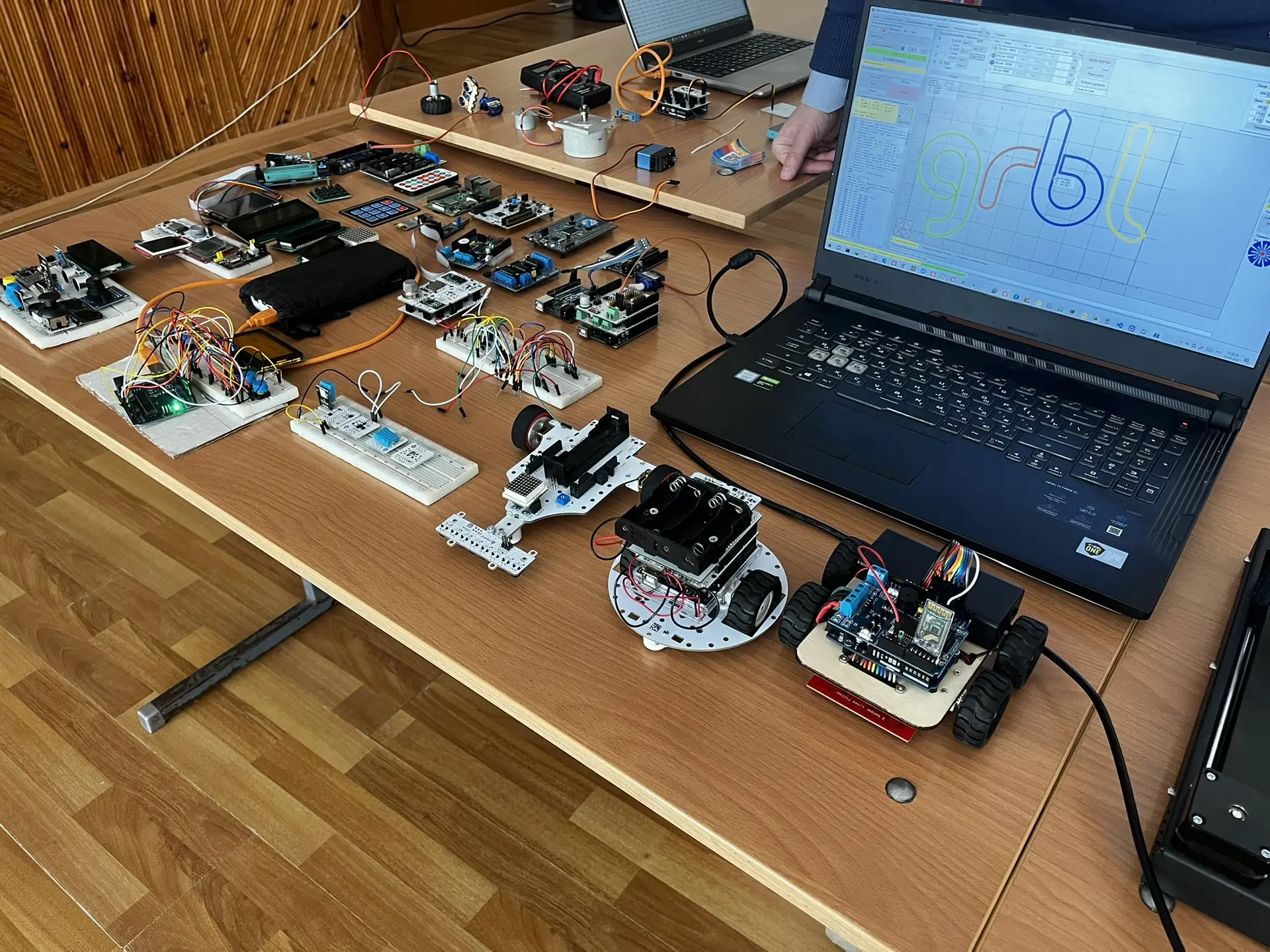 ✔️В нашу школу приехал Кванториум!!!🌟  Ребята узнали о направлениях обучения, поближе познакомились 