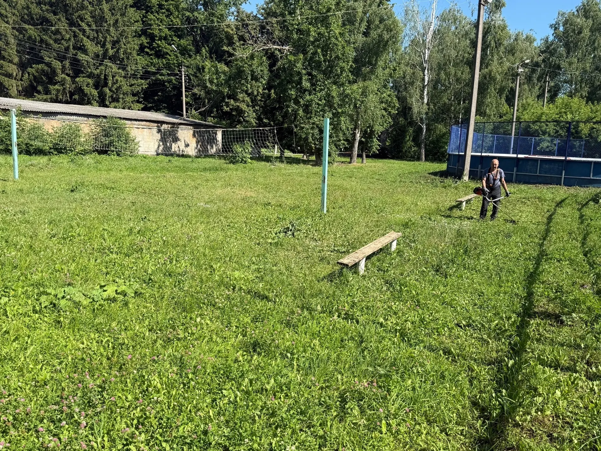 Провели окос сорной растительности на волейбольной площадке🌿