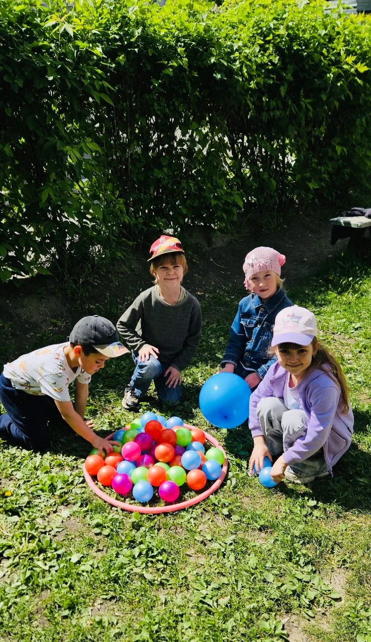 МОЙ ВЕСЁЛЫЙ, ЗВОНКИЙ МЯЧ, ТЫ КУДА ПОМЧАЛСЯ ВСКАЧЬ? КРАСНЫЙ, СИНИЙ, ГОЛУБОЙ… НЕ УГНАТЬСЯ...