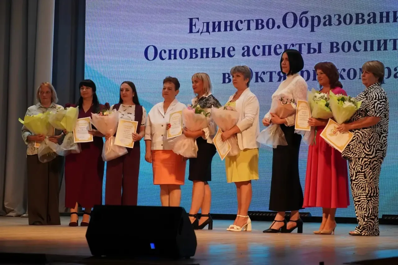 На районной августовской конференции советник директора по воспитанию Дроздова Светлана...