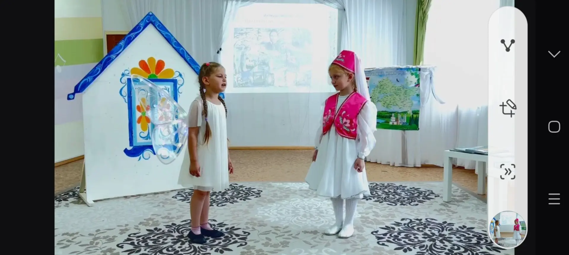 "Ребенок и бабочка"