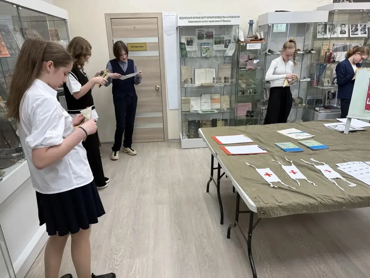 📣 Ребята из 8Б класса отправились в увлекательное путешествие по страницам истории! 📖  В музее истор
