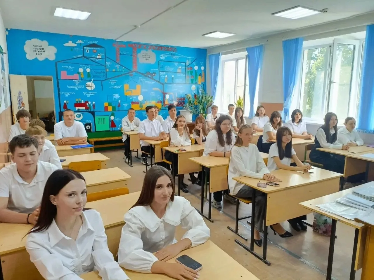 📌 Традиционные тематические линейки прошли во всех учебных корпусах Ейского полипрофил...