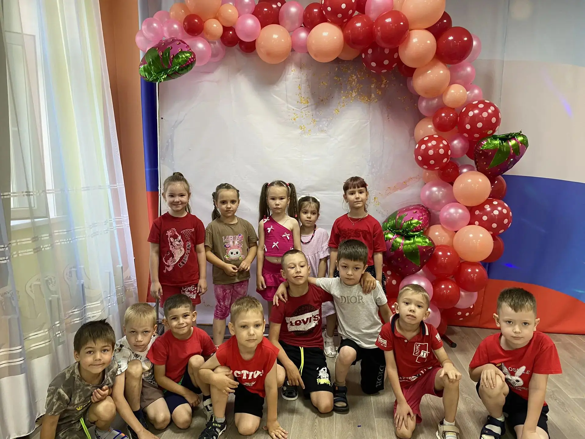 В детском саду прошла яркая летняя «Клубничная🍓 дискотека»!💃 
Малыши и воспитатели поддержали дрес