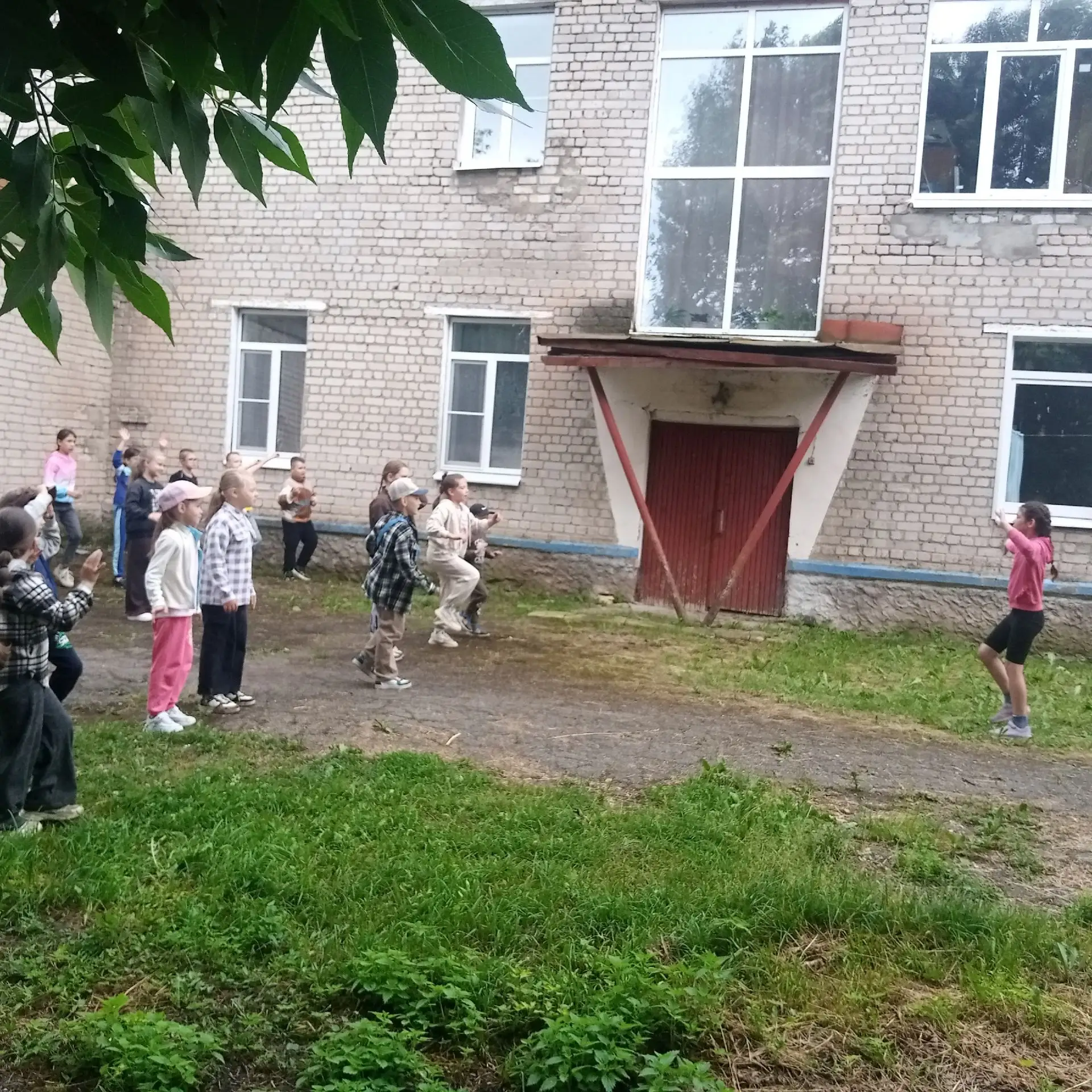 День мороженого в лагере: веселье вопреки погоде!

Несмотря на пасмурное небо, день в нашем дневном 