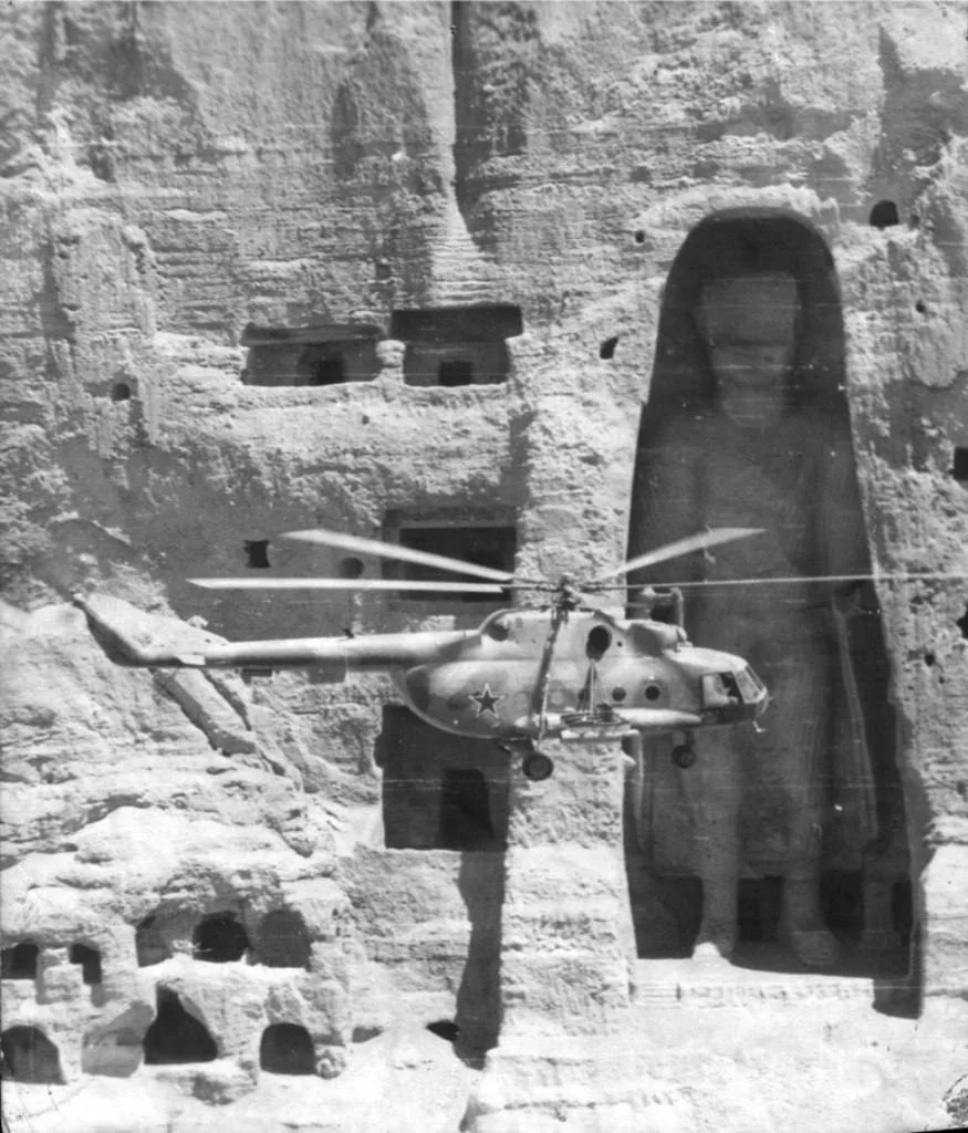 Советский вертолёт Ми-8 пролетает мимо статуи Будды, Афганистан, 1980-е годы