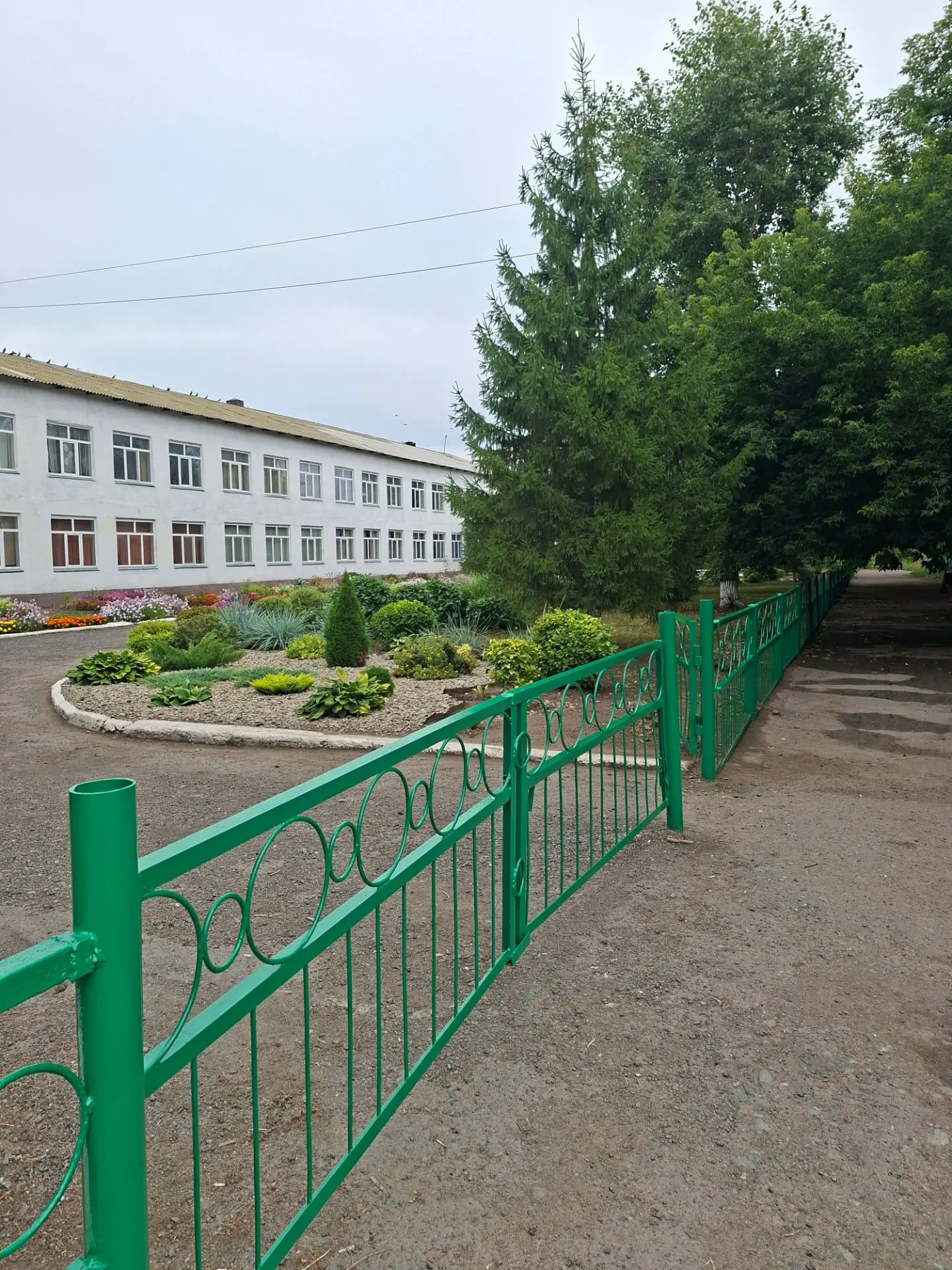 А у нас сегодня, субботник! Готовимся к новому учеьному году. Несмотря не отпуск, учите...