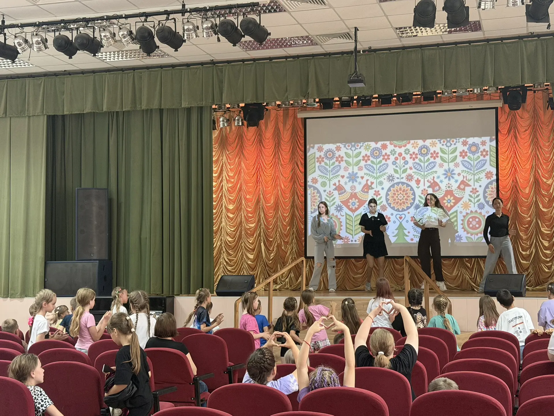 🎭 День талантов в нашем лагере! 🌟

Сегодня у нас был по-настоящему яркий и шумный день! Мы провели