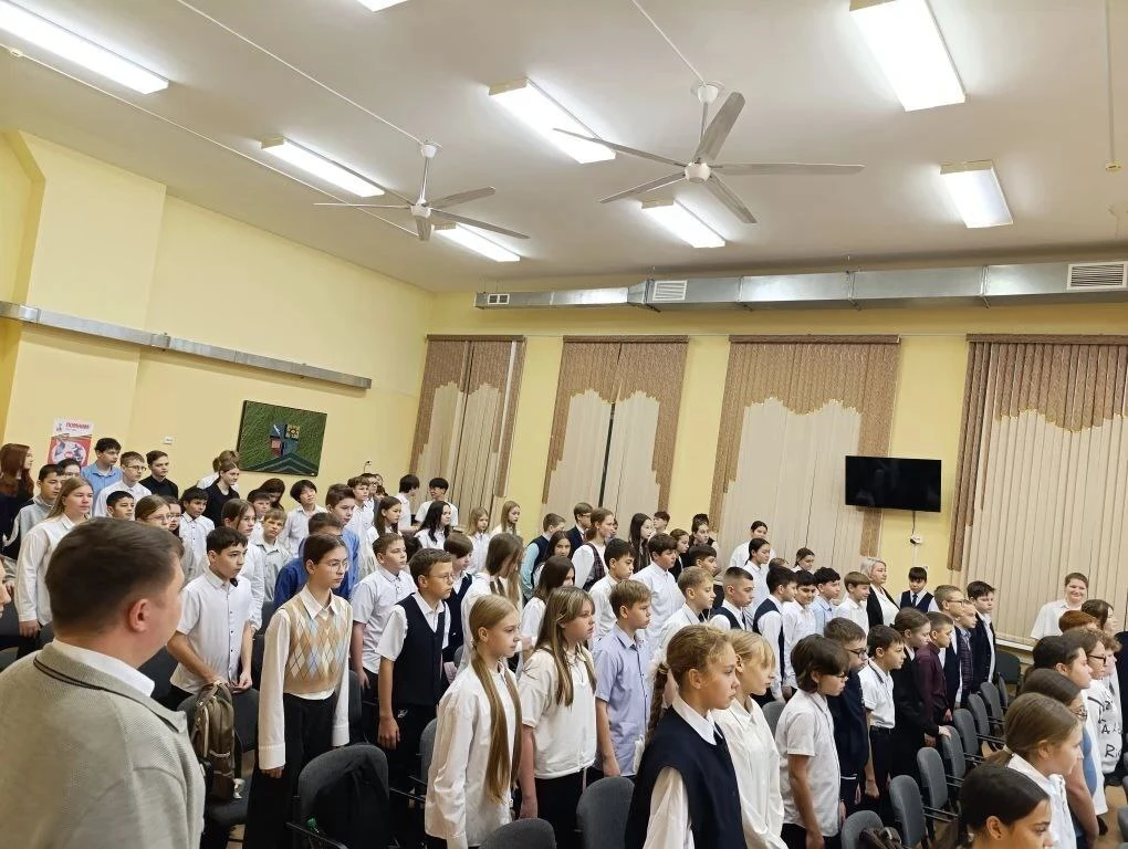 Триумф знаний и гордости: в МАОУ СОШ № 8 г. Холмска чествовали победителей школьного этапа ВсОШ  🏆 З