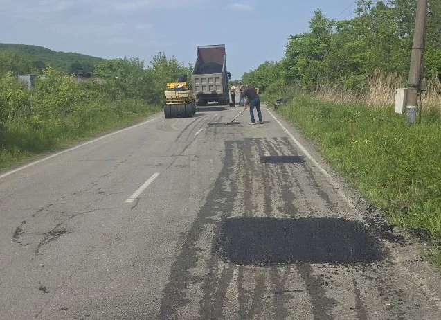 В Хасанском округе завершаются работы по восстановлению изношенных верхних слоев асфальтобетонных по