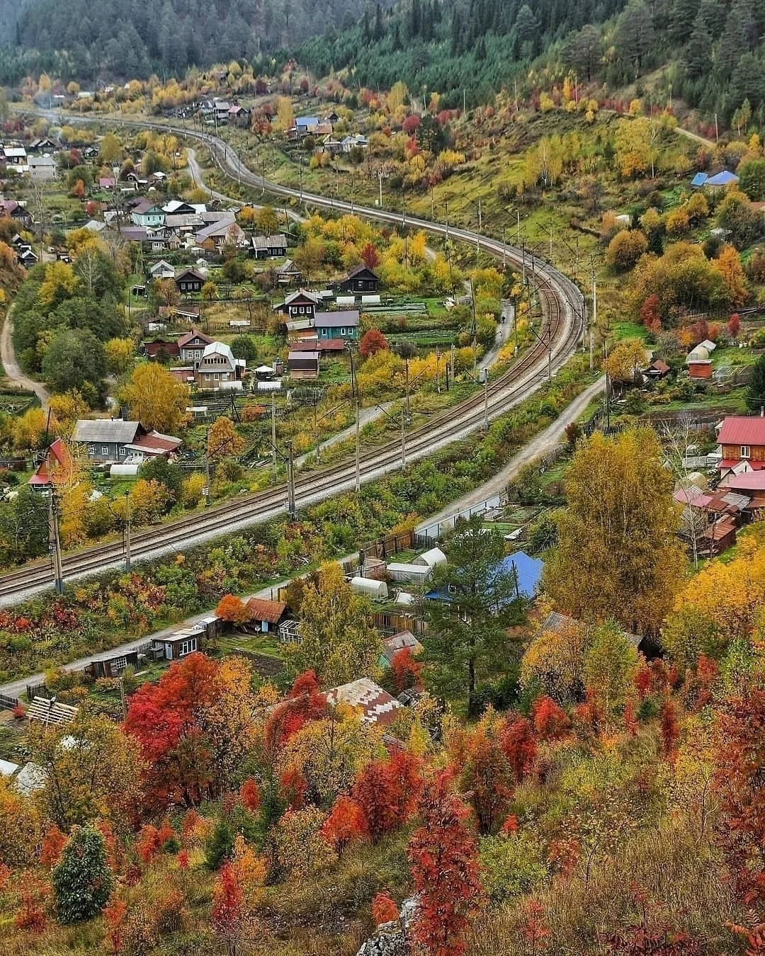 Всего лишь один месяц и уже осень! 🍁🍂 ⠀ Деревня Архиповка, Чусовой 
 
📷 Наталья Фрейман